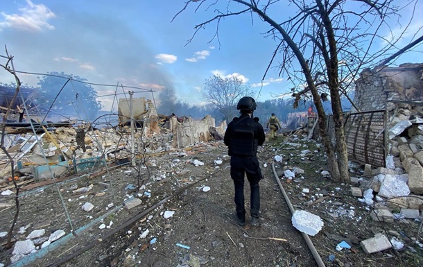 У селі на Харківщині росіяни ФАБом знищили вулицю